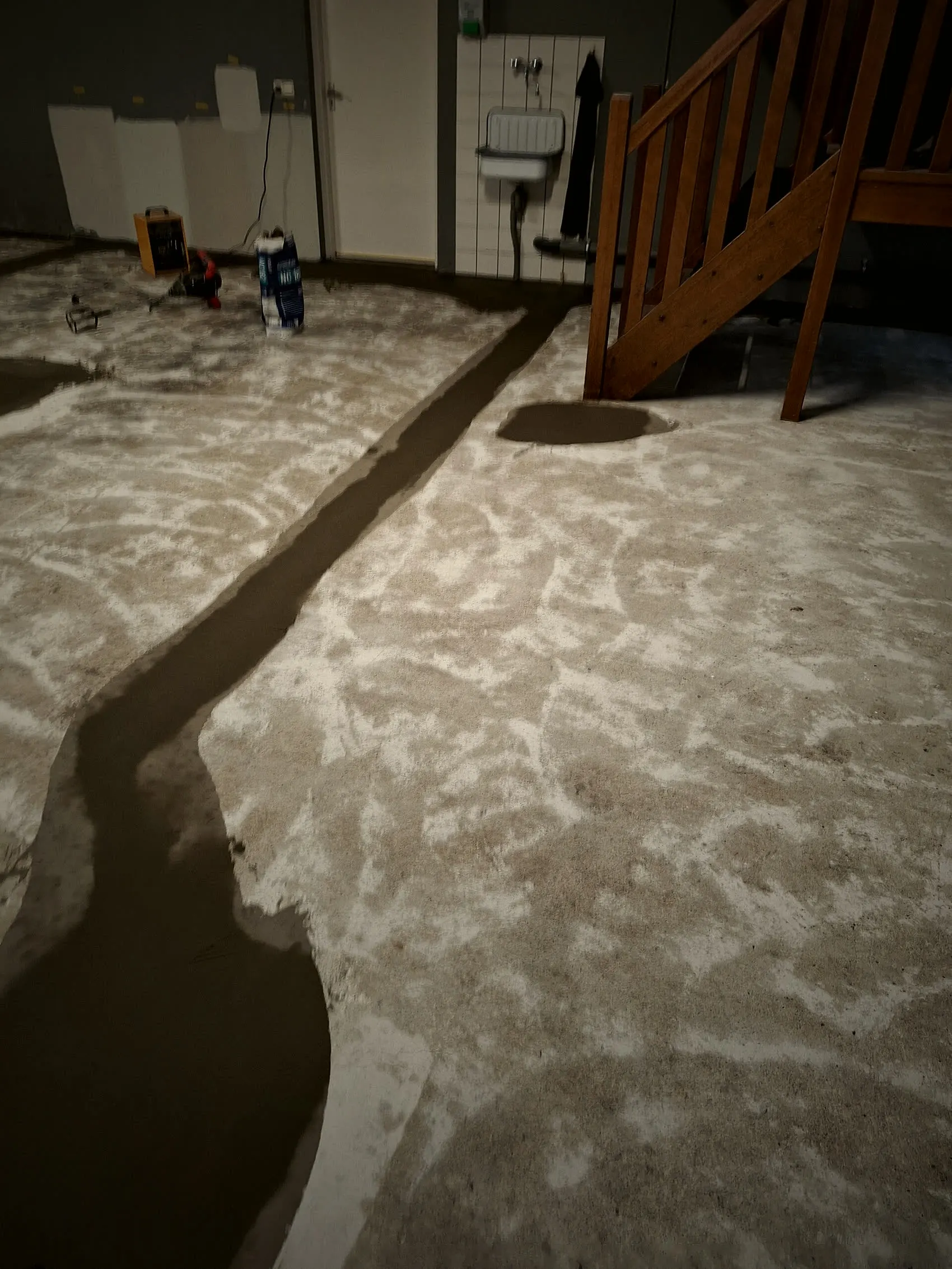 Zandcement ondergrond in aanbouw met trap