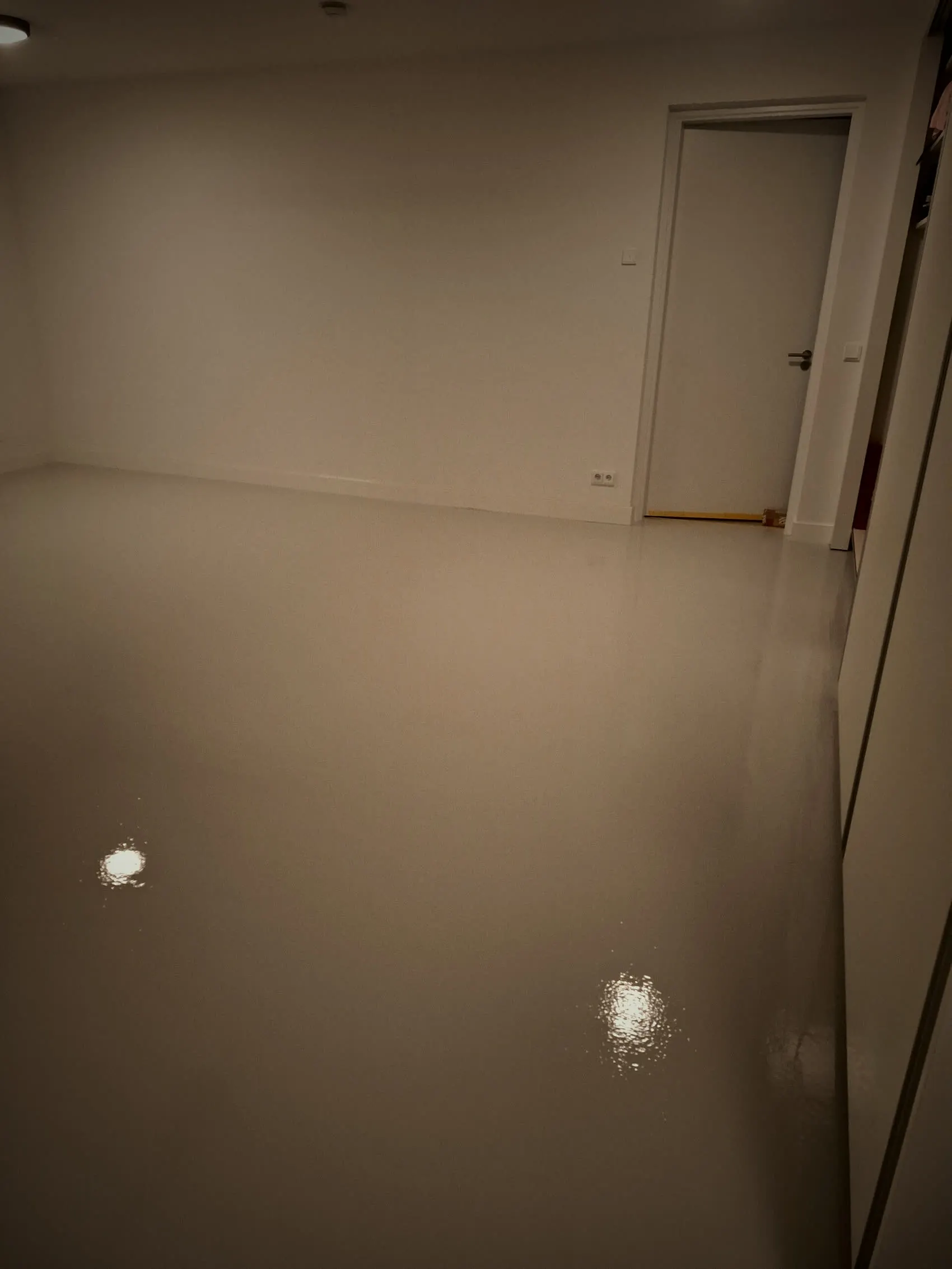 Kantoorruimte met lichte epoxyvloer onder inbouwspots