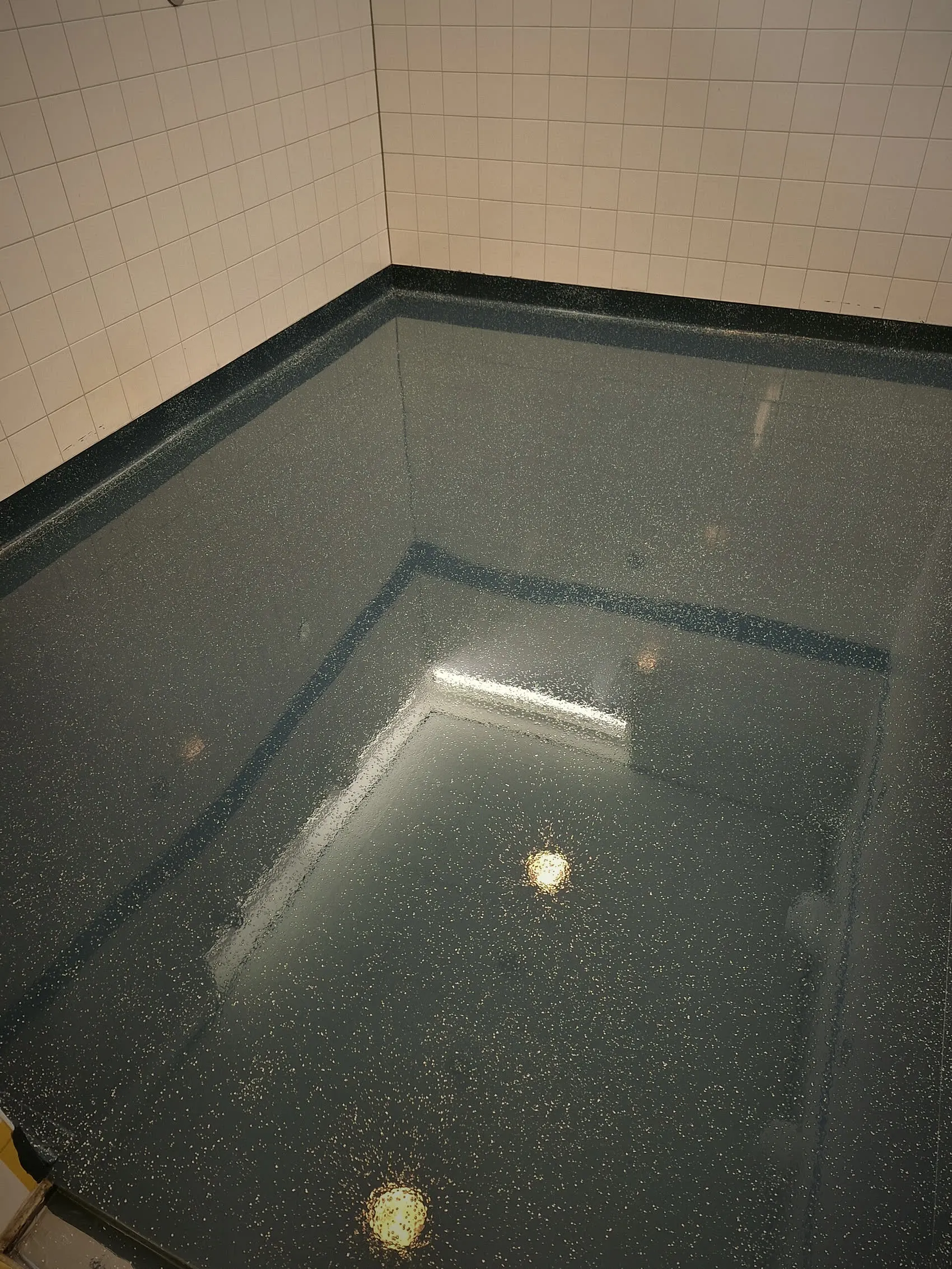 Technische ruimte met blauwgrijze gegoten epoxyvloer
