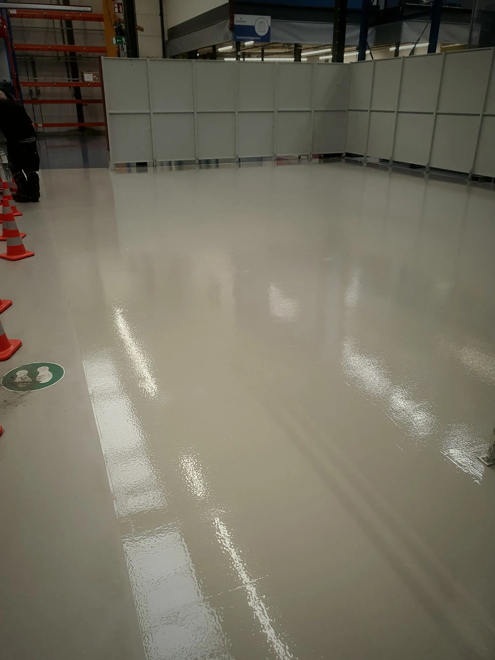 Productieruimte met lichte epoxyvloer en witte wandpanelen