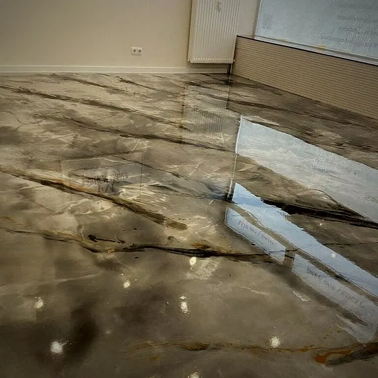 Metallic kunstharsvloer met grijze en okerkleurige aders onder een hoogglans toplaag