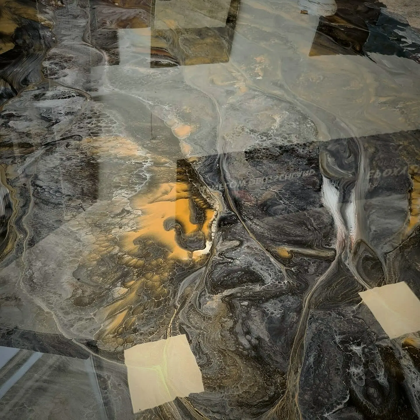 Metallic kunstharsvloer met diepe wolking in grijs en oker