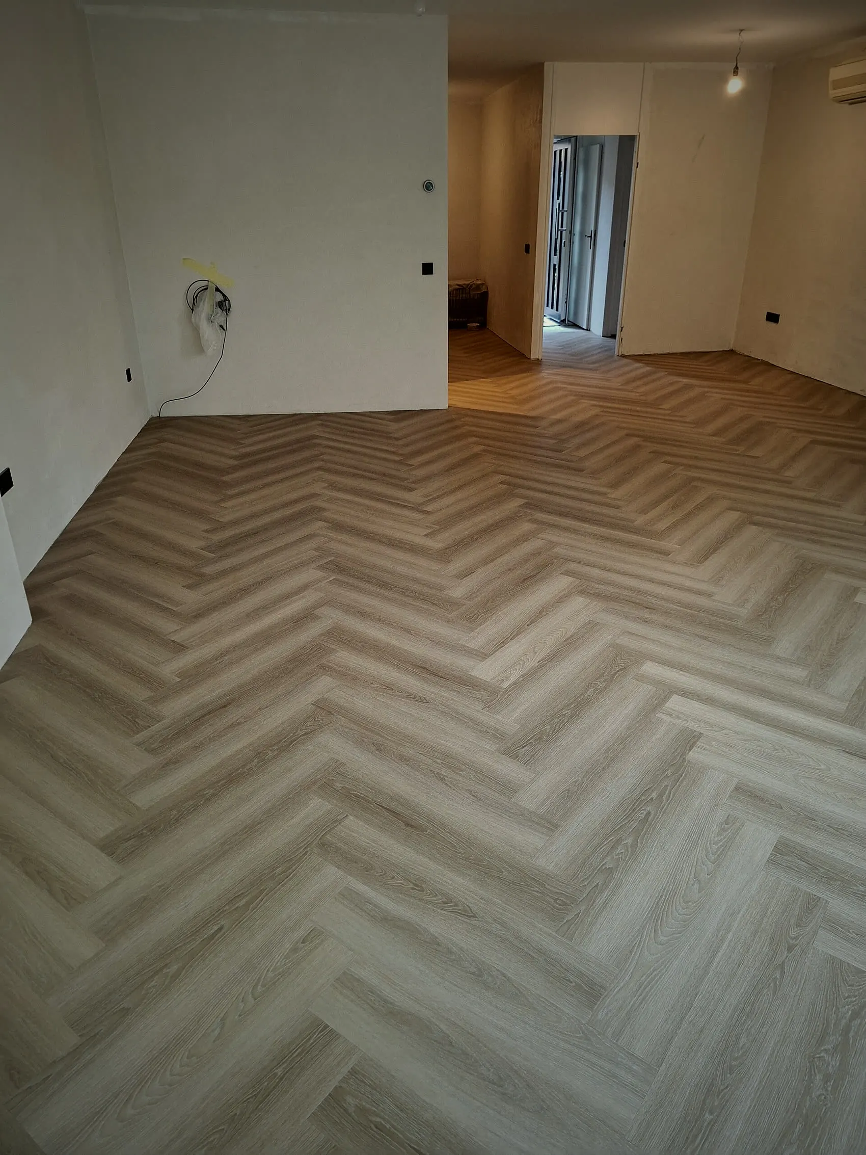 Woonkamer met visgraat PVC vloer in de zon