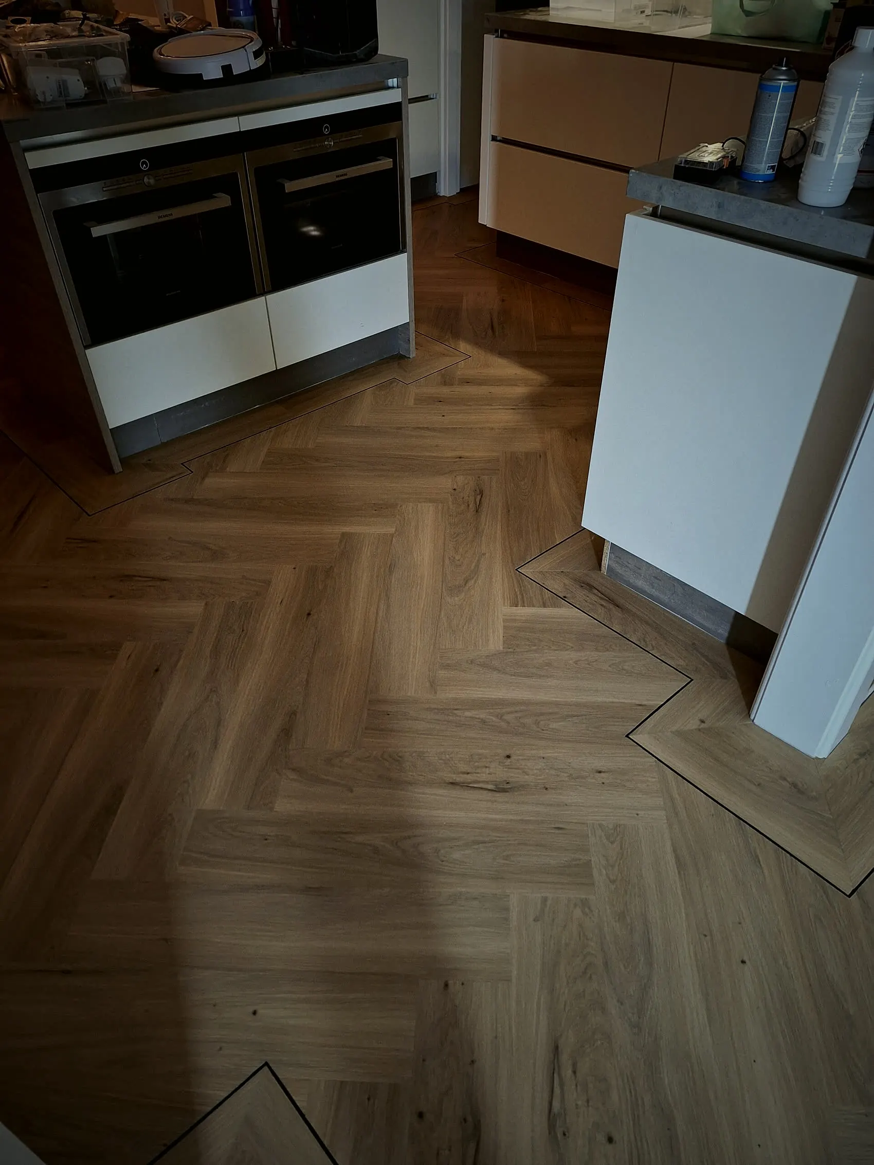 Keuken met visgraat PVC vloer rond een kookeiland